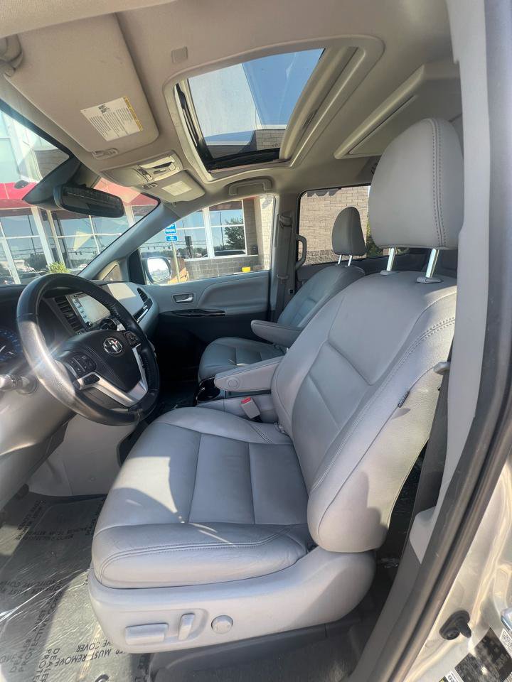 Used 2019 Toyota Sienna XLE Premium w/ Carpet Mat Package FWD image 13