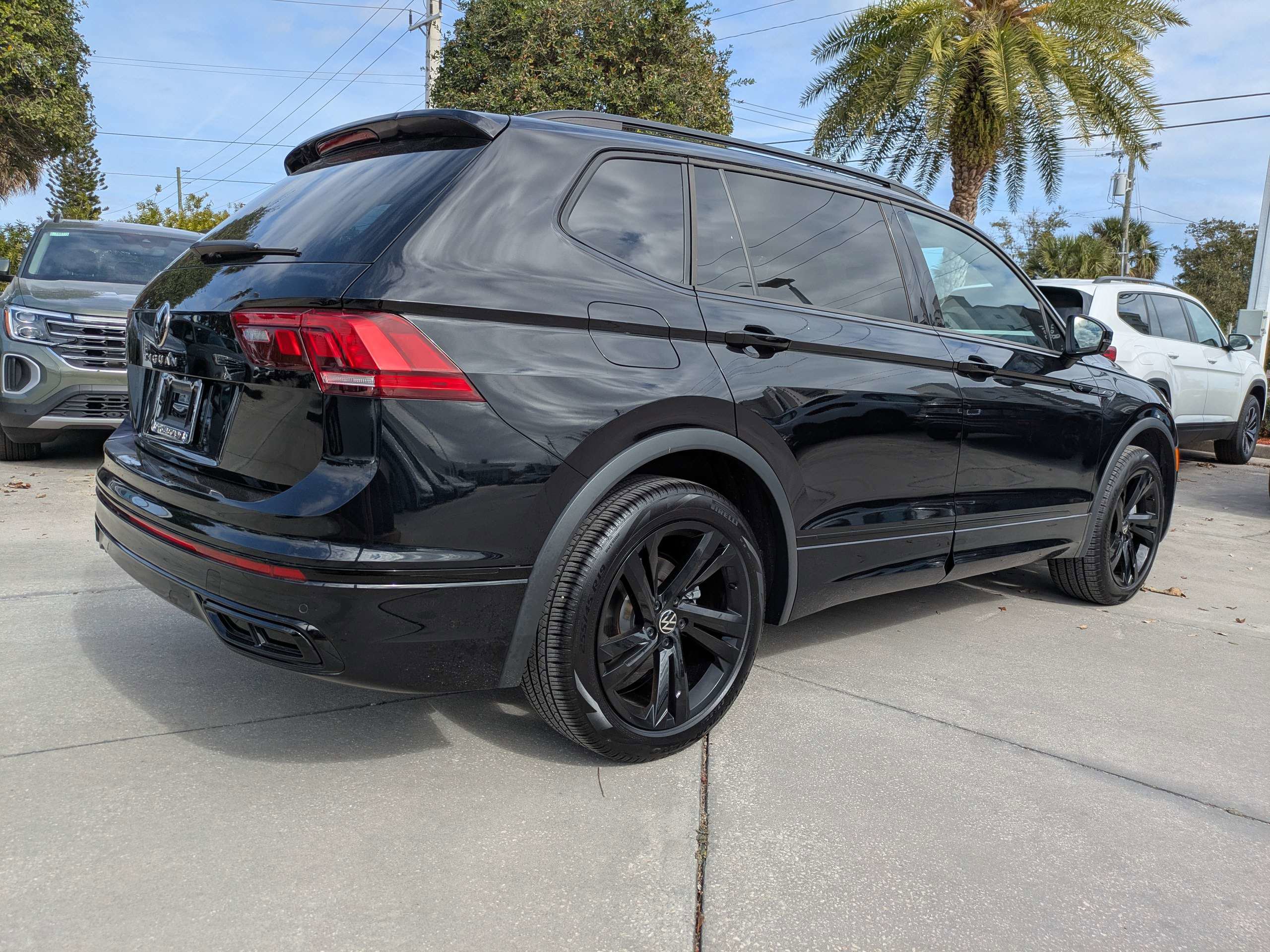 Used 2024 Volkswagen Tiguan SE R-Line image 4