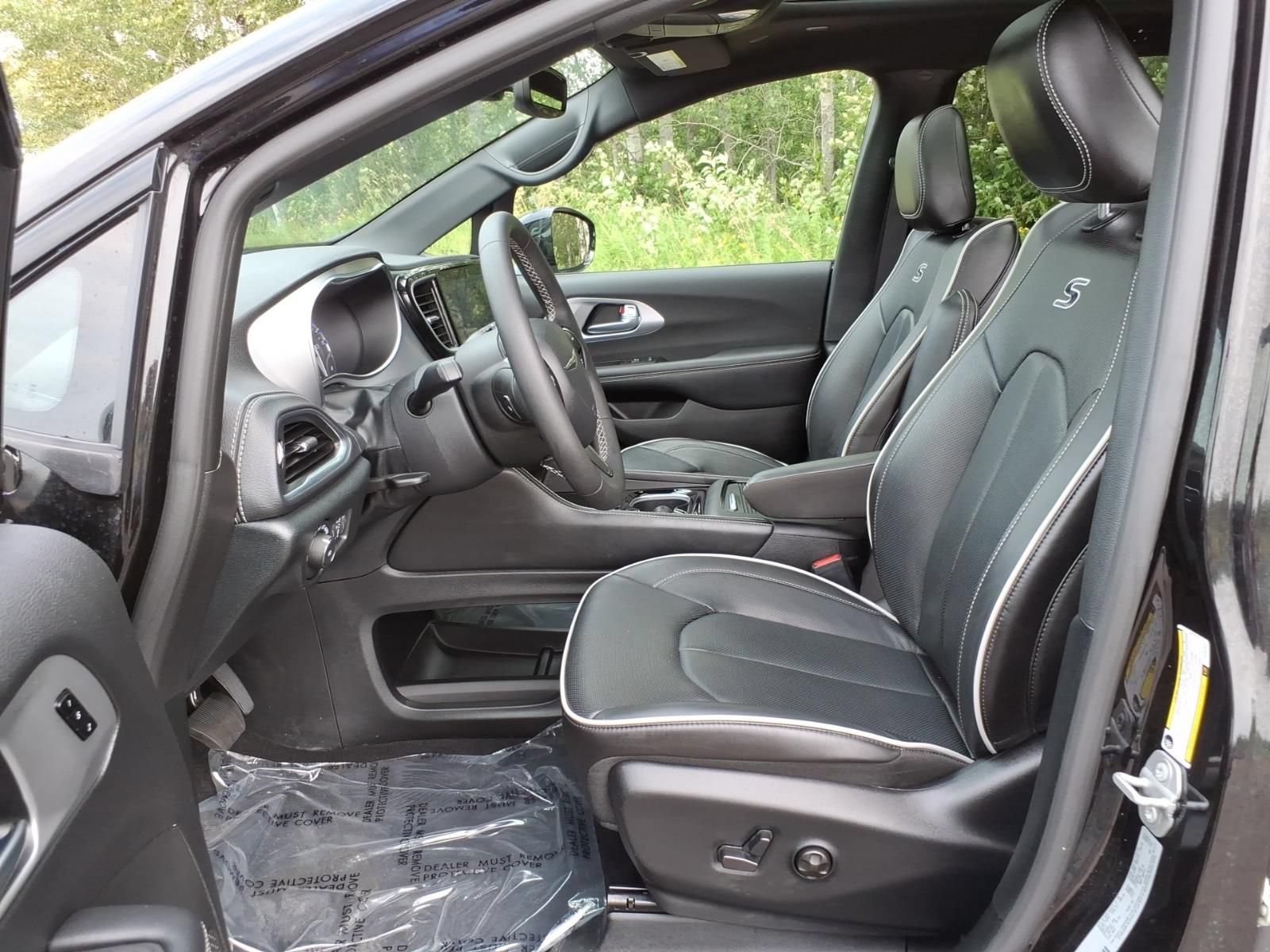 Used 2026 Chrysler Pacifica Limited w/ S Appearance Package FWD image 13