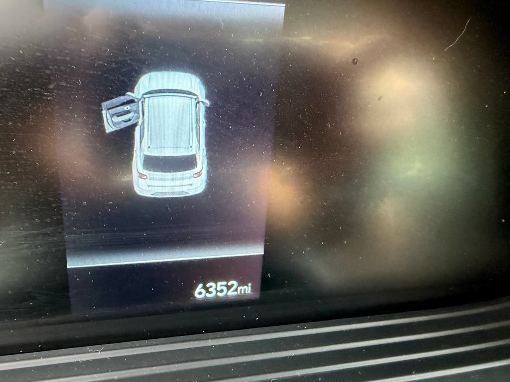 Used 2025 Hyundai Venue Limited FWD image 4