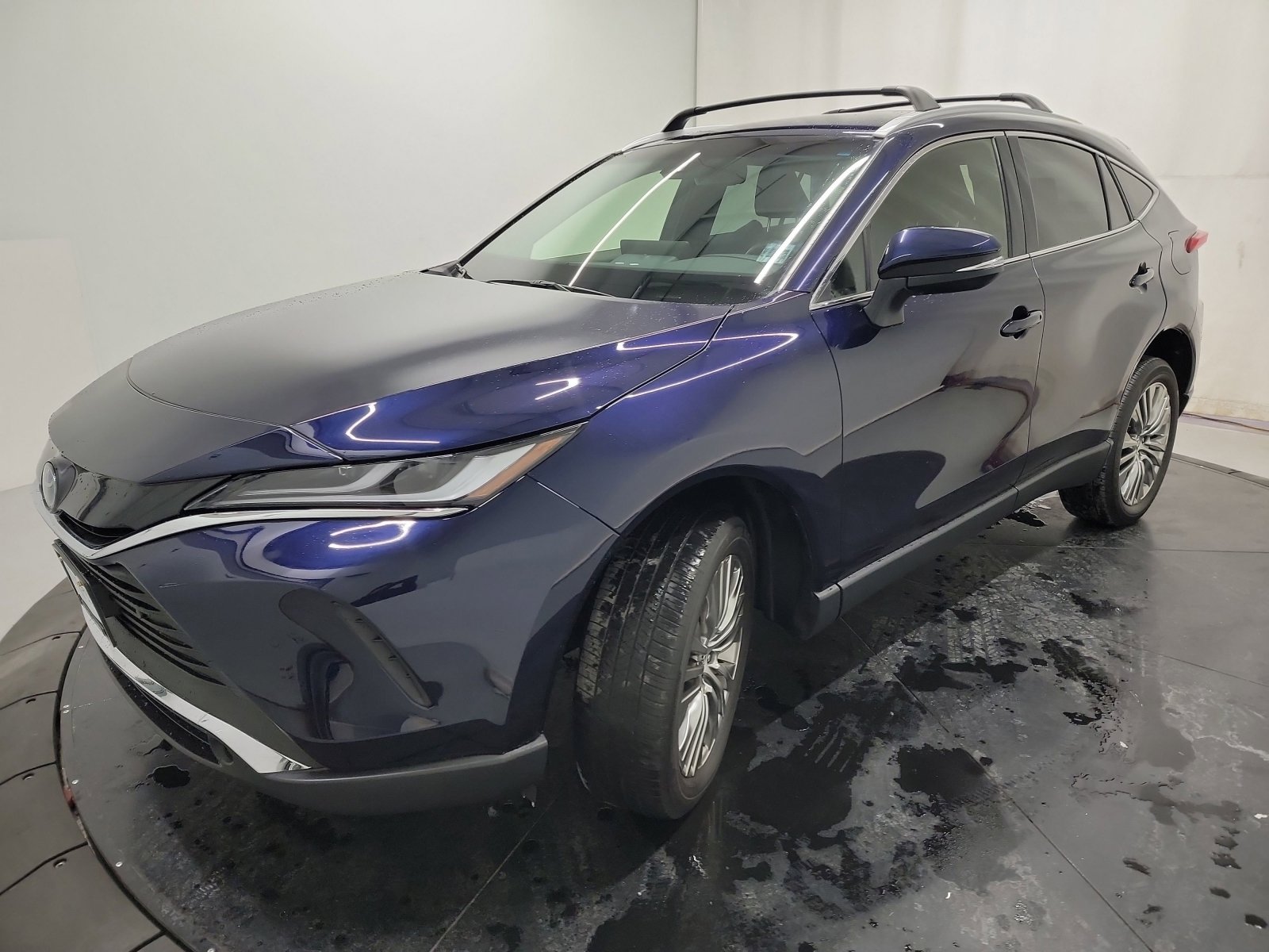 Used 2022 Toyota Venza XLE image 3