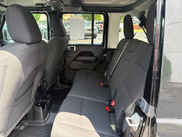 Used 2022 Jeep Wrangler Unlimited Sahara AWD/4WD image 17