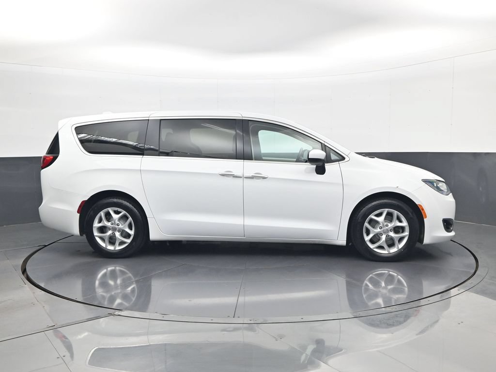 Used 2017 Chrysler Pacifica Touring Plus w/ Tire & Wheel Group FWD image 5