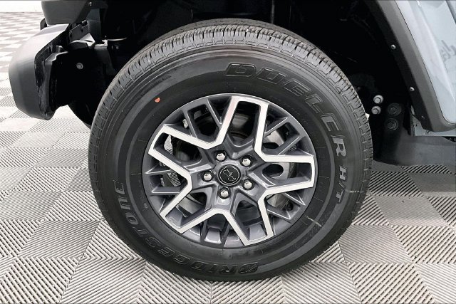 Used 2026 Jeep Wrangler Unlimited Sahara AWD/4WD image 10