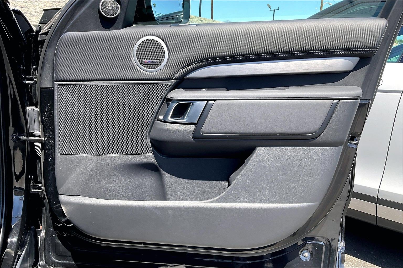 Used 2024 Land Rover Discovery Dynamic SE AWD/4WD image 21
