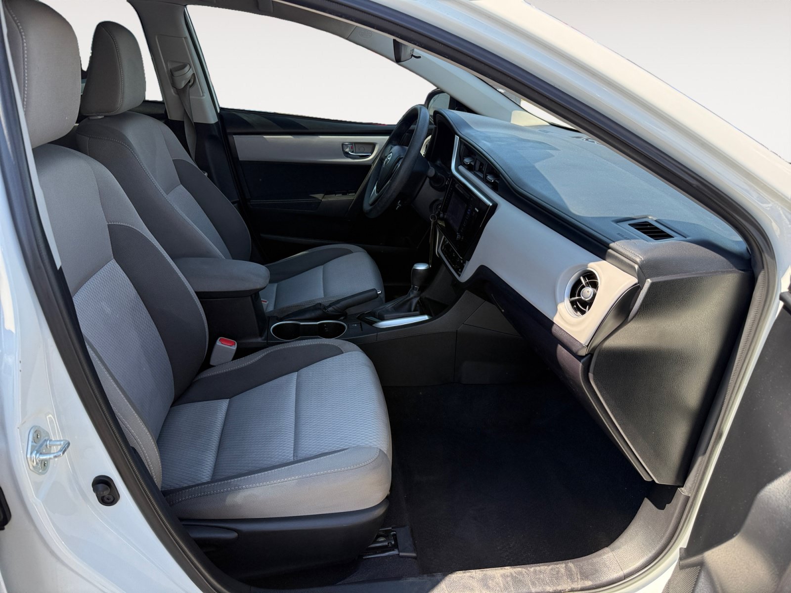Used 2017 Toyota Corolla LE w/ Carpet Mat Package (TMS) FWD image 19