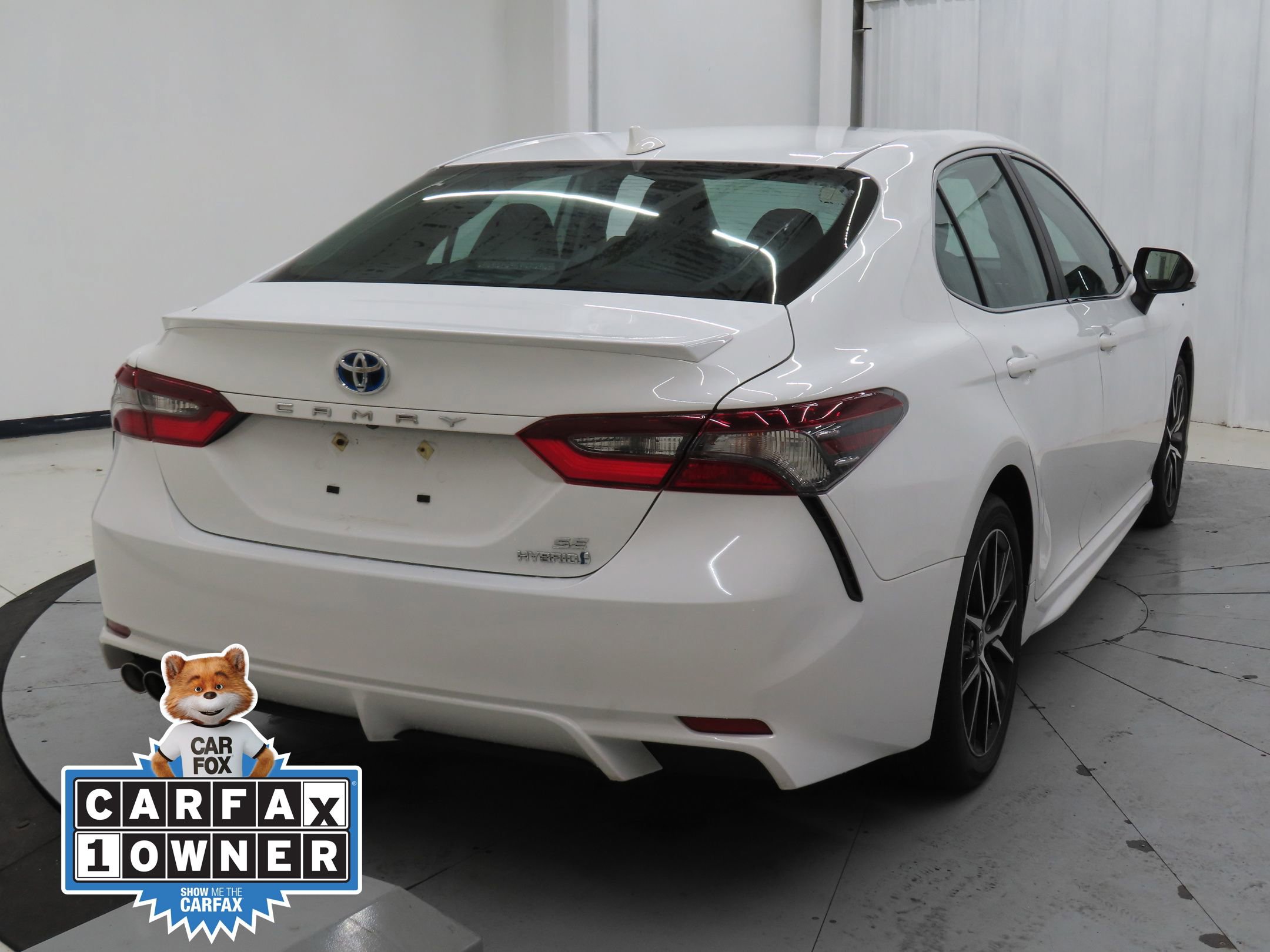 Used 2024 Toyota Camry SE image 3