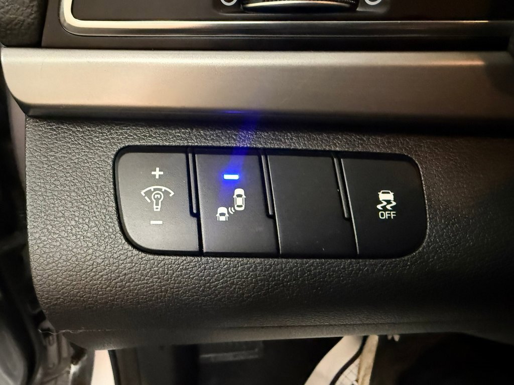 Used 2017 Hyundai Elantra Limited image 35