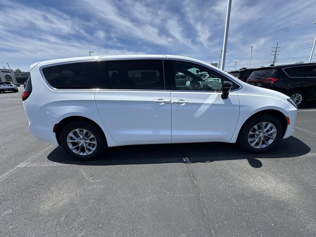 New 2027 Chrysler Pacifica Select AWD/4WD image 9
