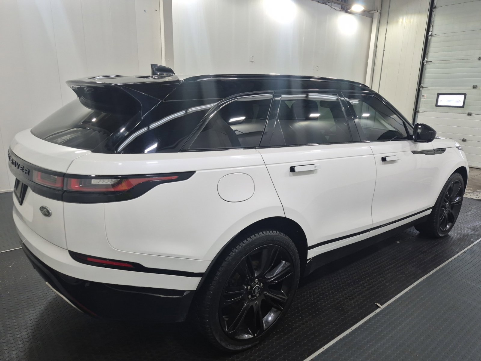 Used 2023 Land Rover Range Rover Velar R-Dynamic S image 3