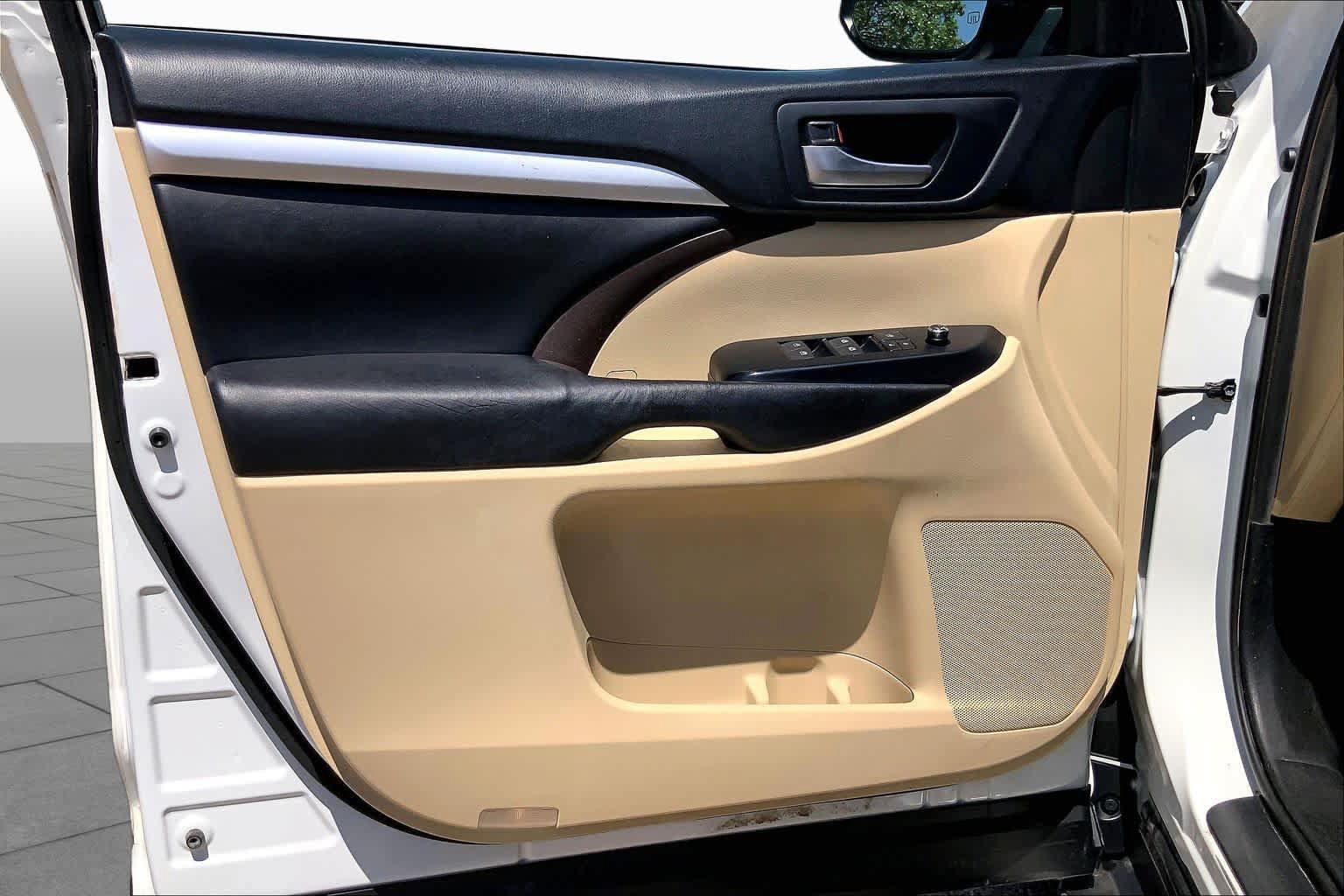Used 2019 Toyota Highlander XLE FWD image 21