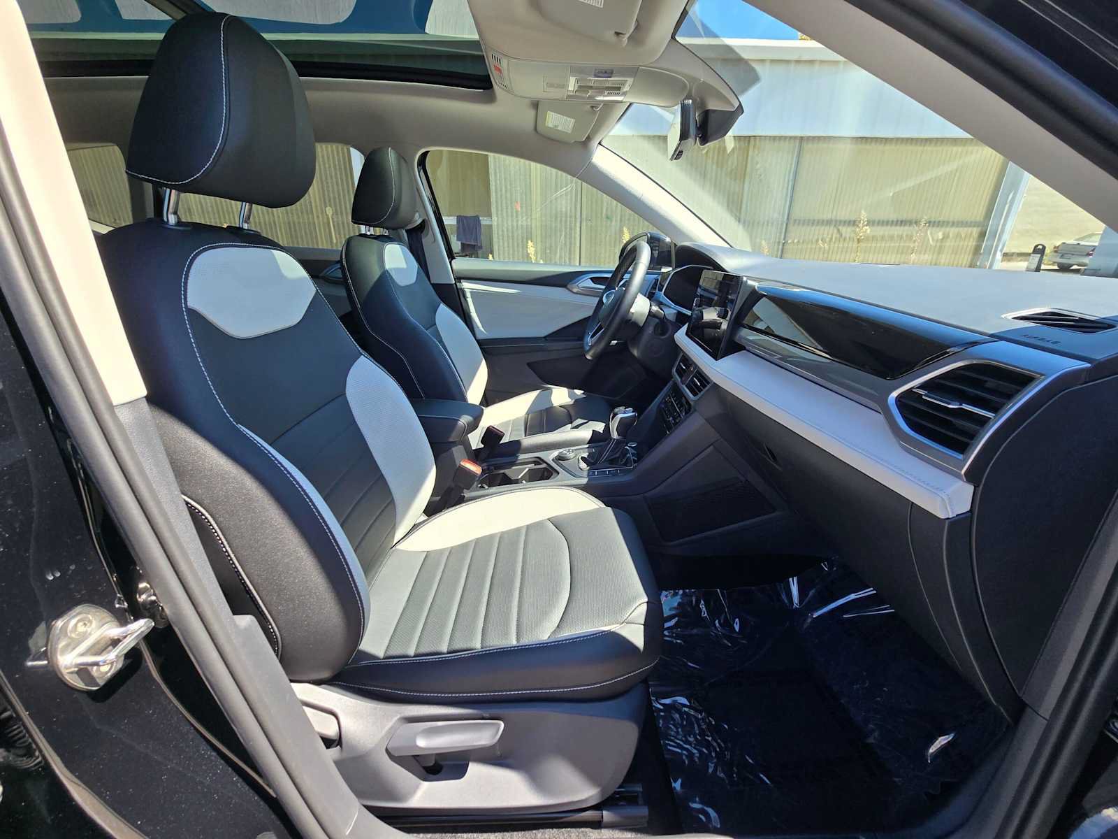 Used 2025 Volkswagen Taos SEL AWD/4WD image 11