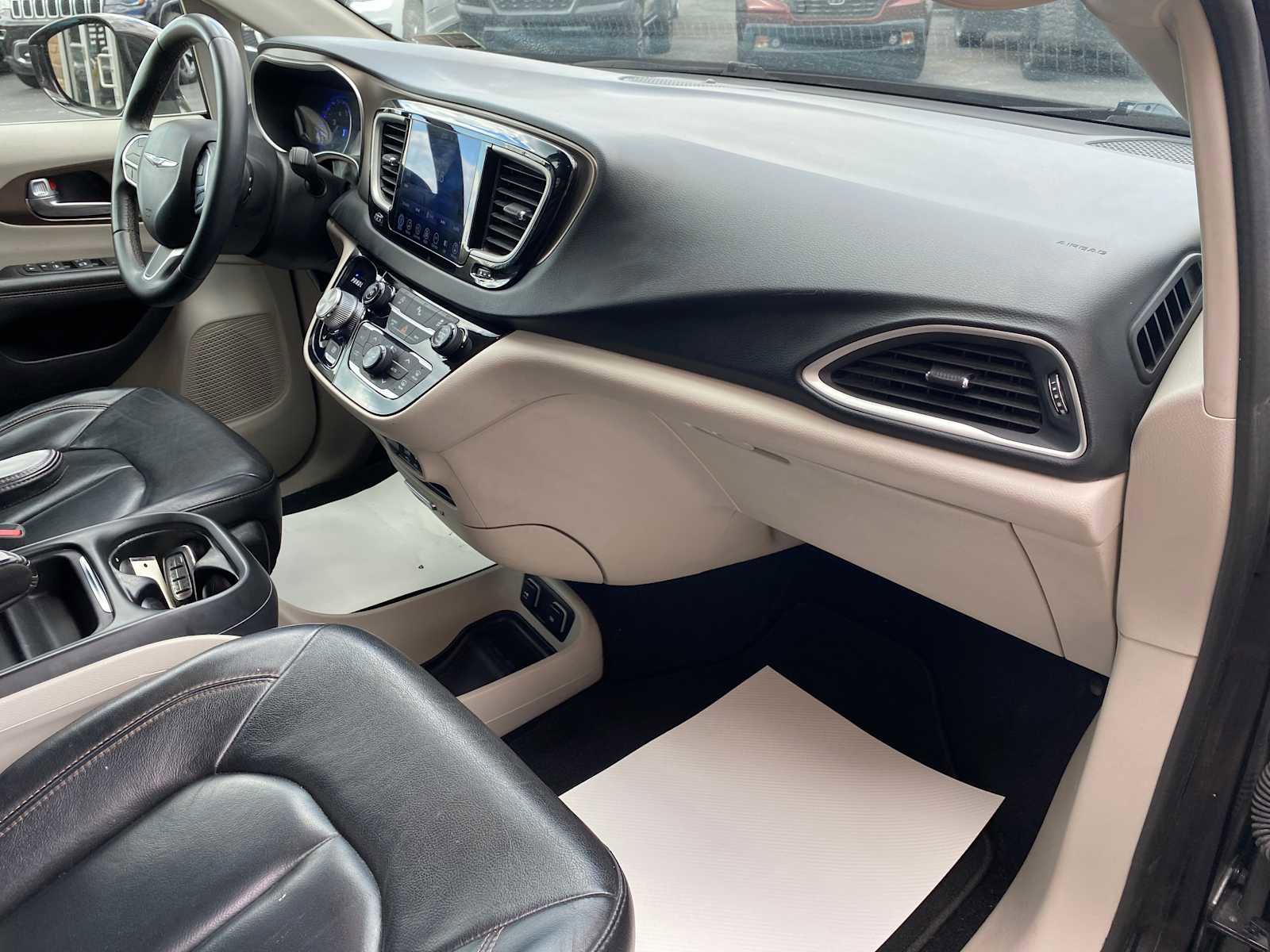 Used 2017 Chrysler Pacifica Touring-L FWD image 27