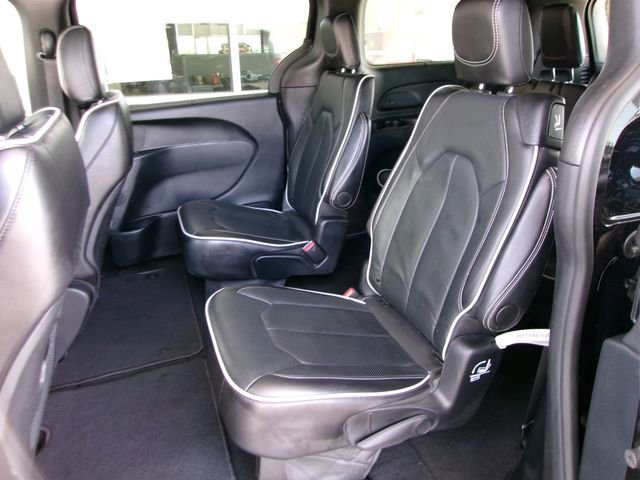 Used 2025 Chrysler Pacifica Limited image 19