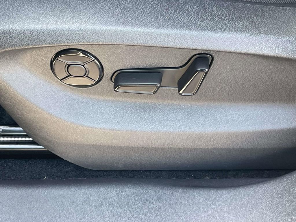 Certified 2025 Volkswagen Tiguan SE FWD image 14
