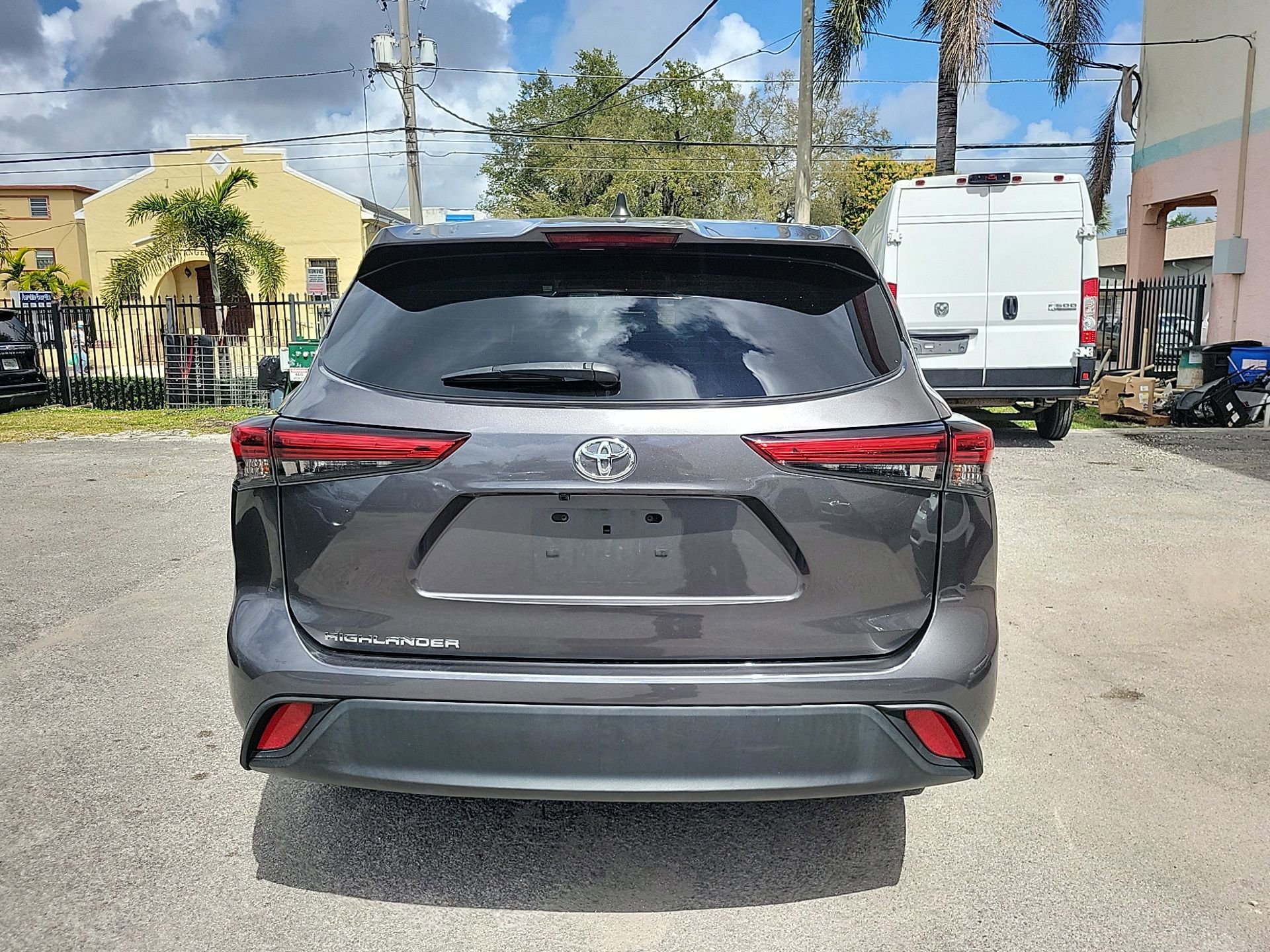 Used 2023 Toyota Highlander L image 11