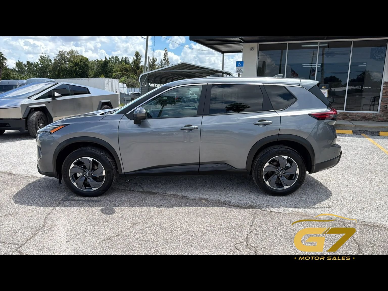 Used 2025 Nissan Rogue SV FWD image 2