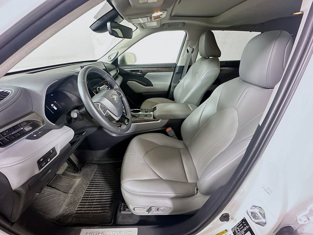 Used 2024 Toyota Highlander Limited image 16
