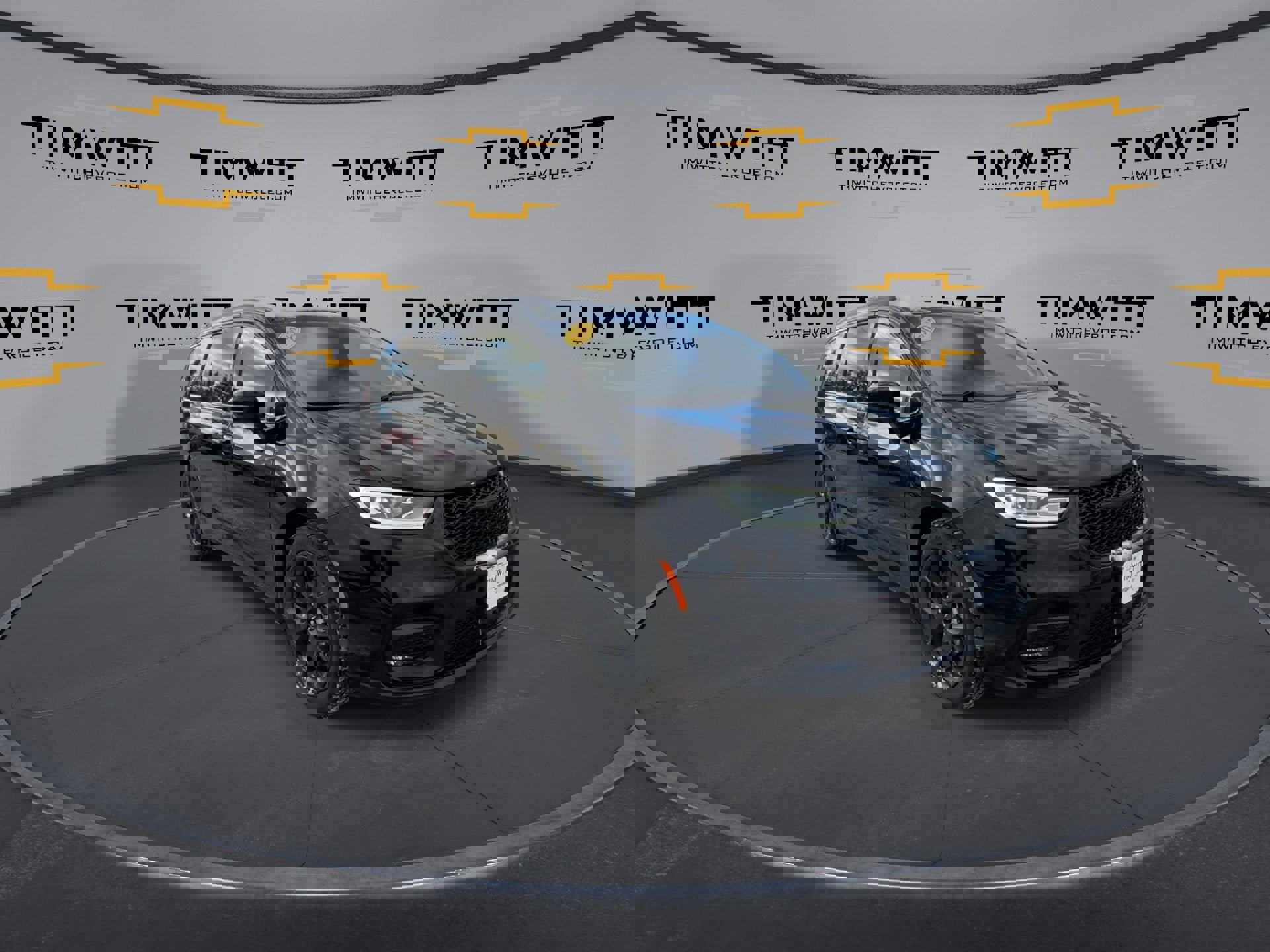 Used 2025 Chrysler Pacifica Limited image 3