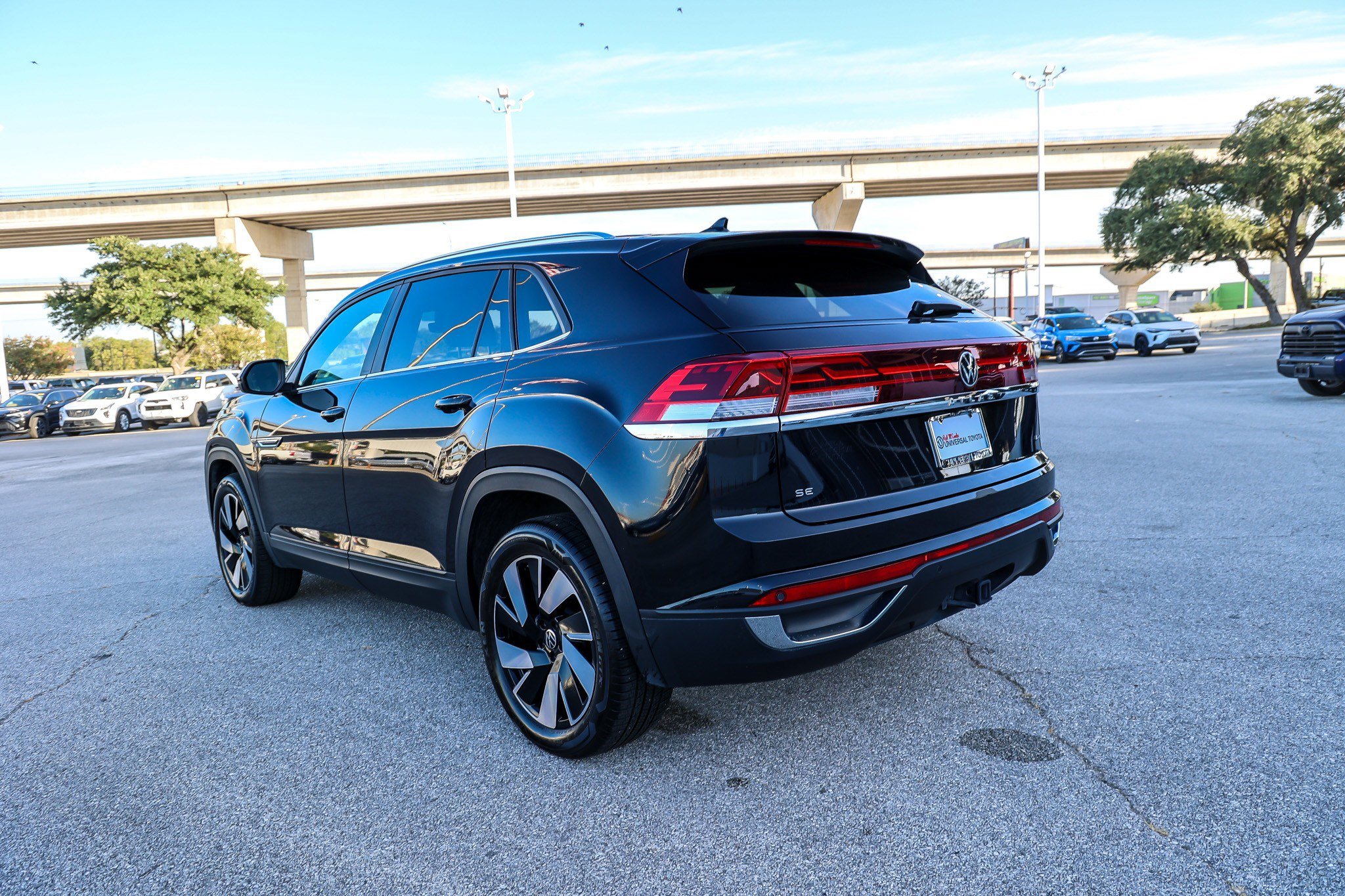 Used 2025 Volkswagen Atlas Cross Sport SE AWD/4WD image 9