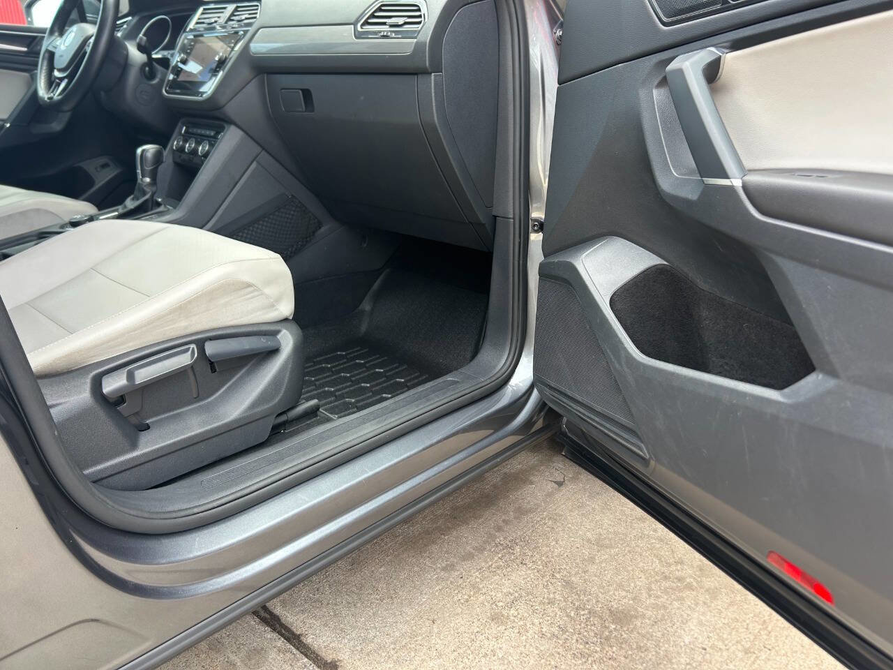 Used 2018 Volkswagen Tiguan SEL w/ 3rd Row Seat Package image 27