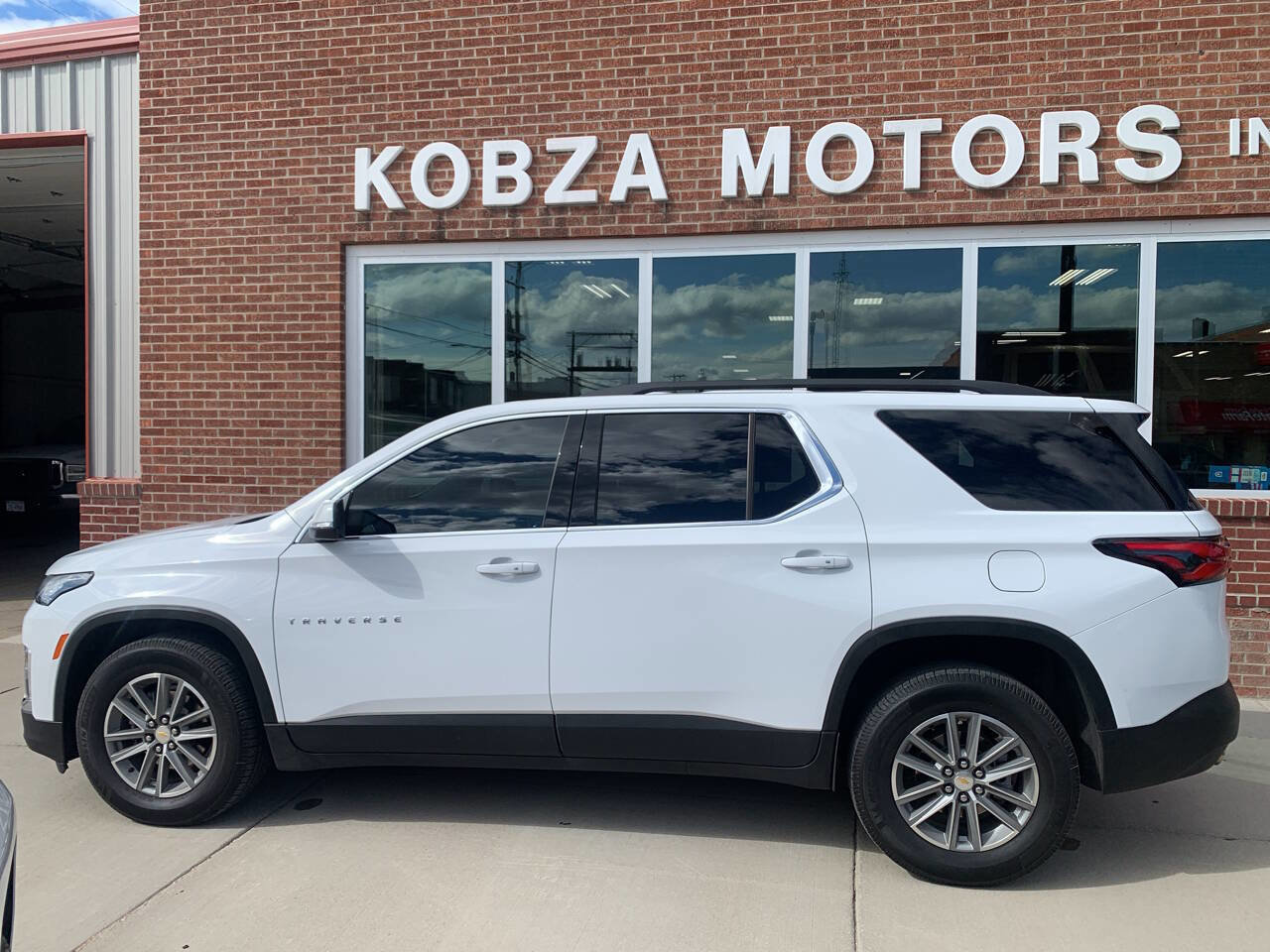 Used 2022 Chevrolet Traverse LT image 3