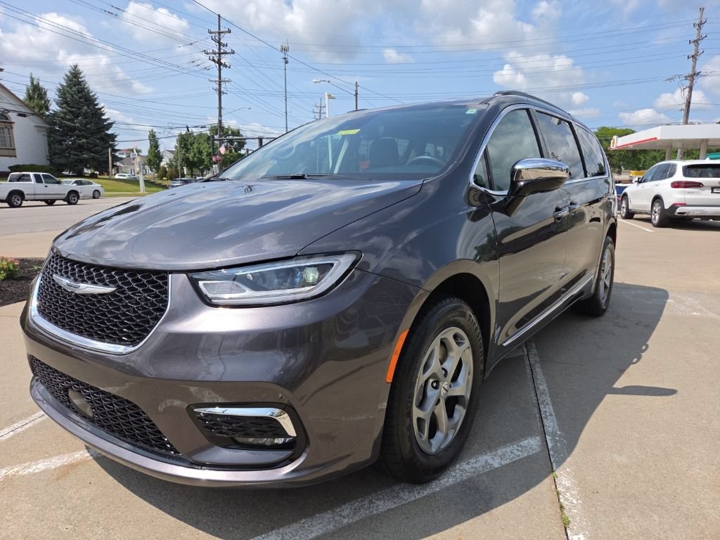 Certified 2023 Chrysler Pacifica Limited w/ Uconnect Theater Family Group AWD/4WD image 5