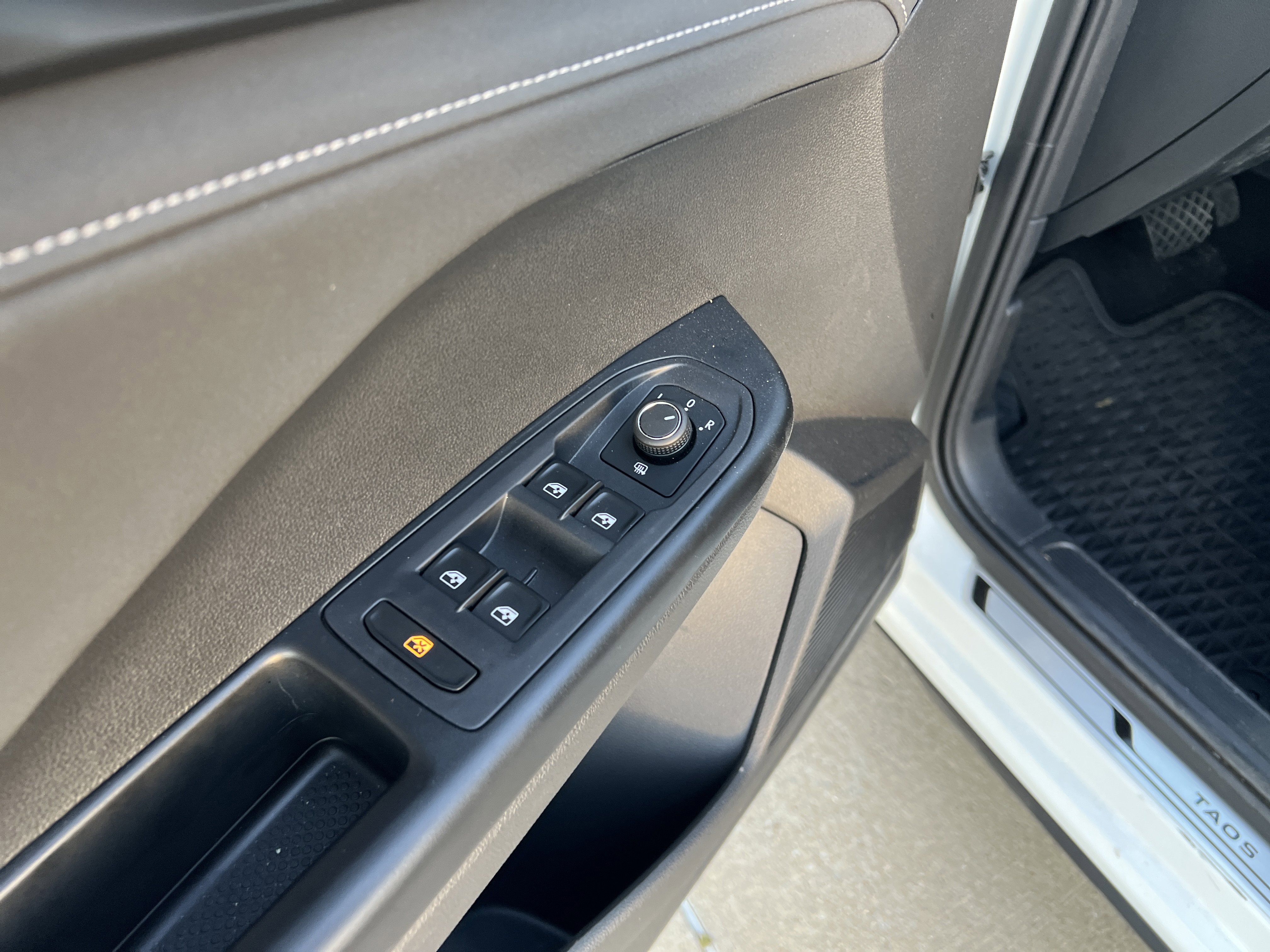 Used 2025 Volkswagen Taos SE image 14