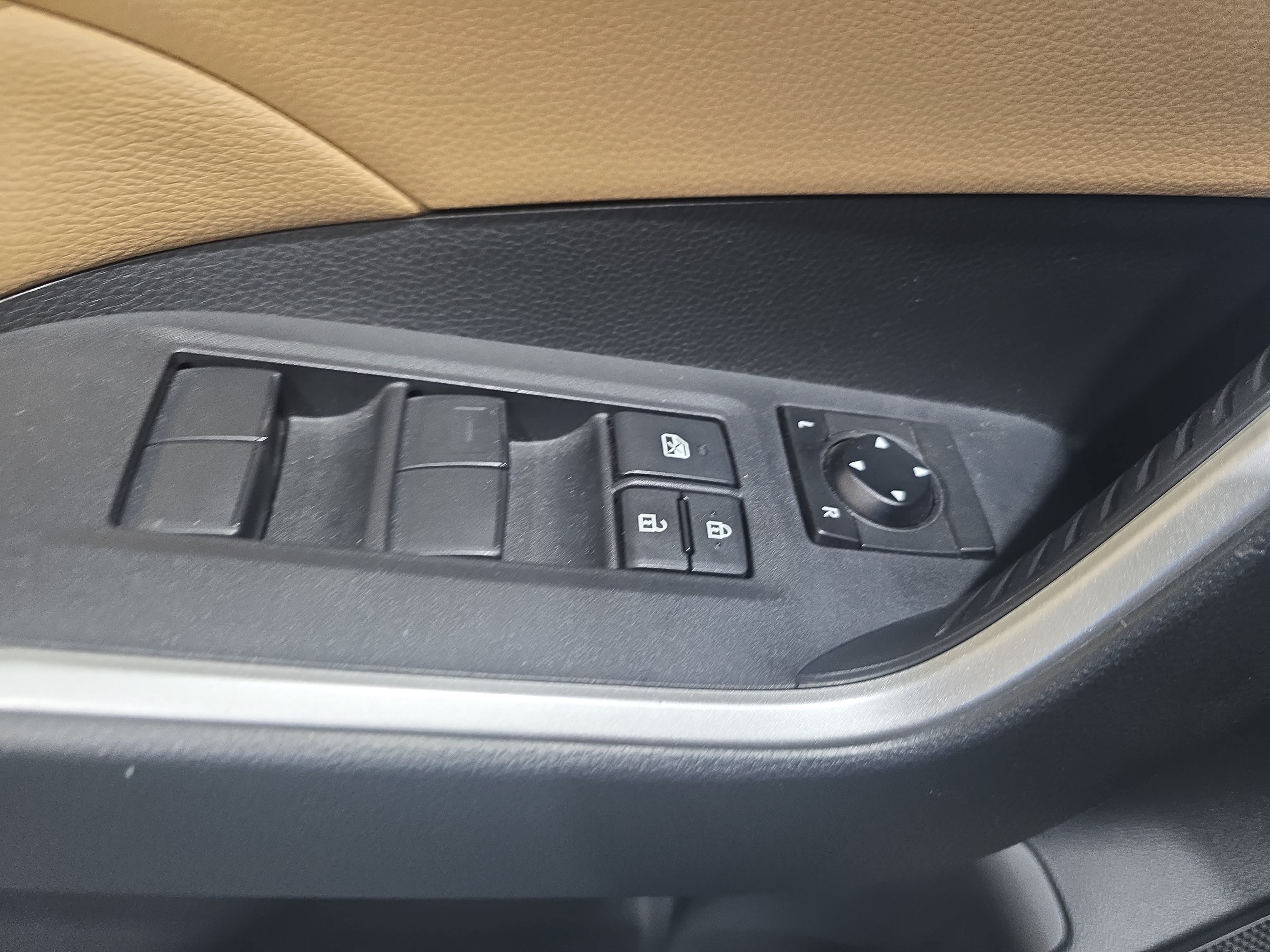 Used 2019 Toyota RAV4 XLE w/ Convenience Package FWD image 28