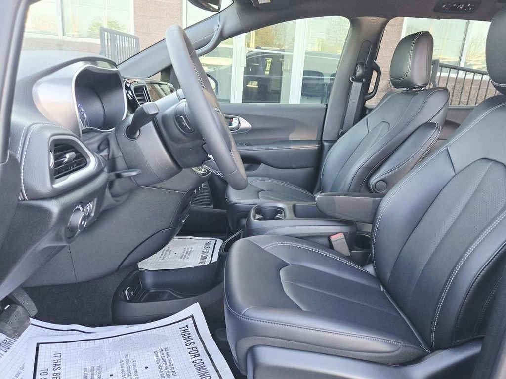 New 2026 Chrysler Pacifica Select image 13