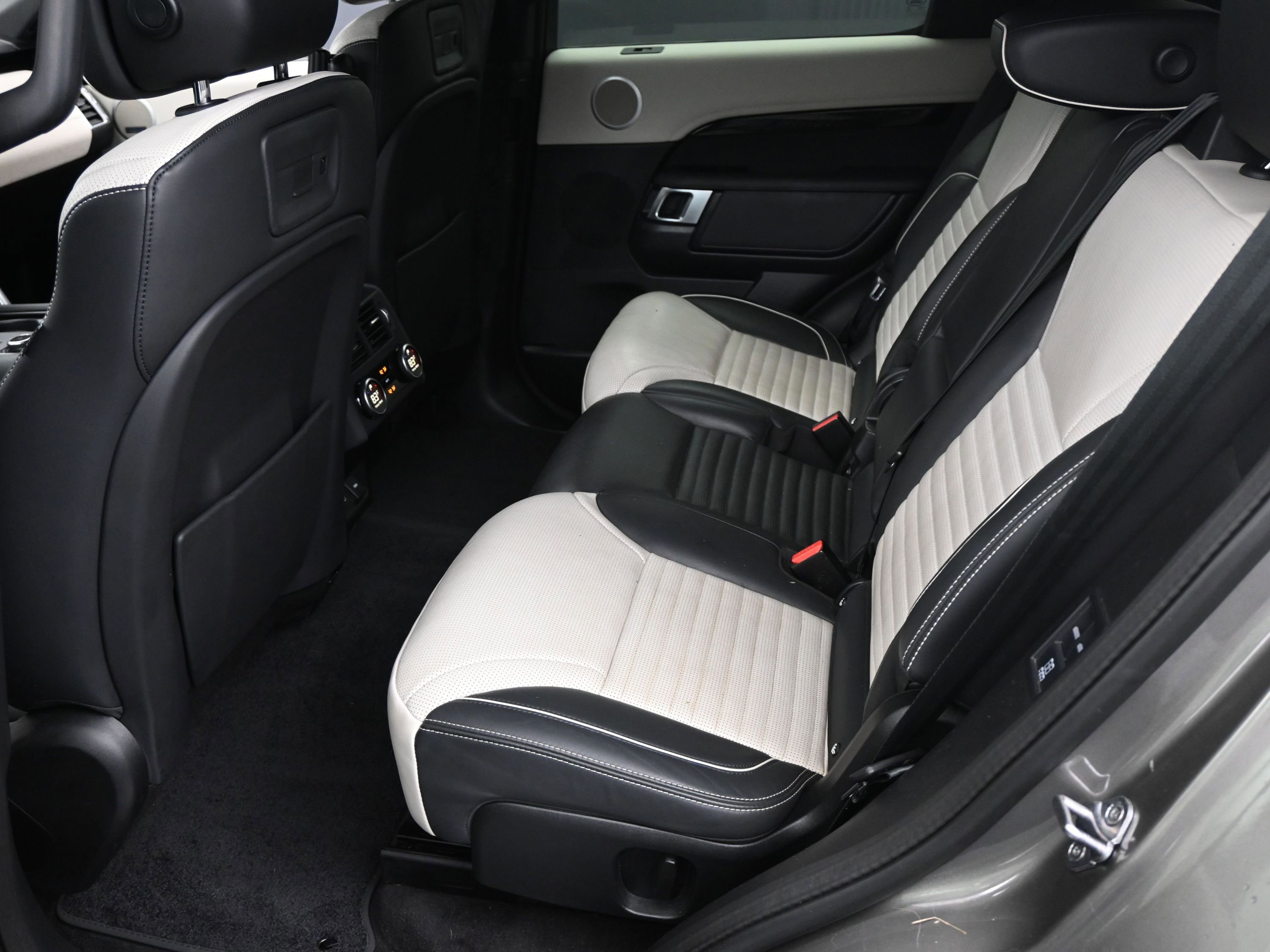 Used 2022 Land Rover Discovery HSE R-Dynamic image 6