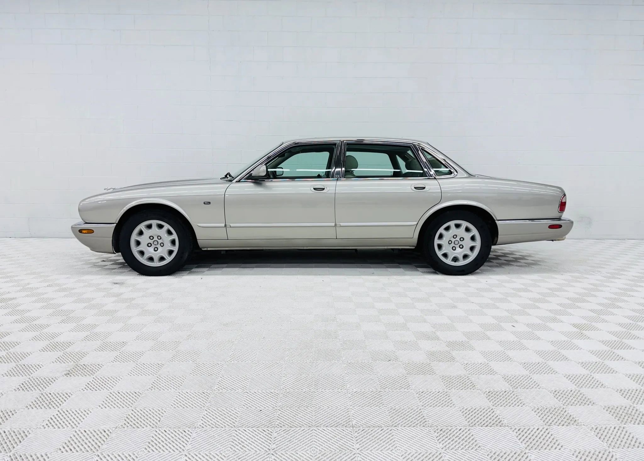 Used 1999 Jaguar XJ8 image 1