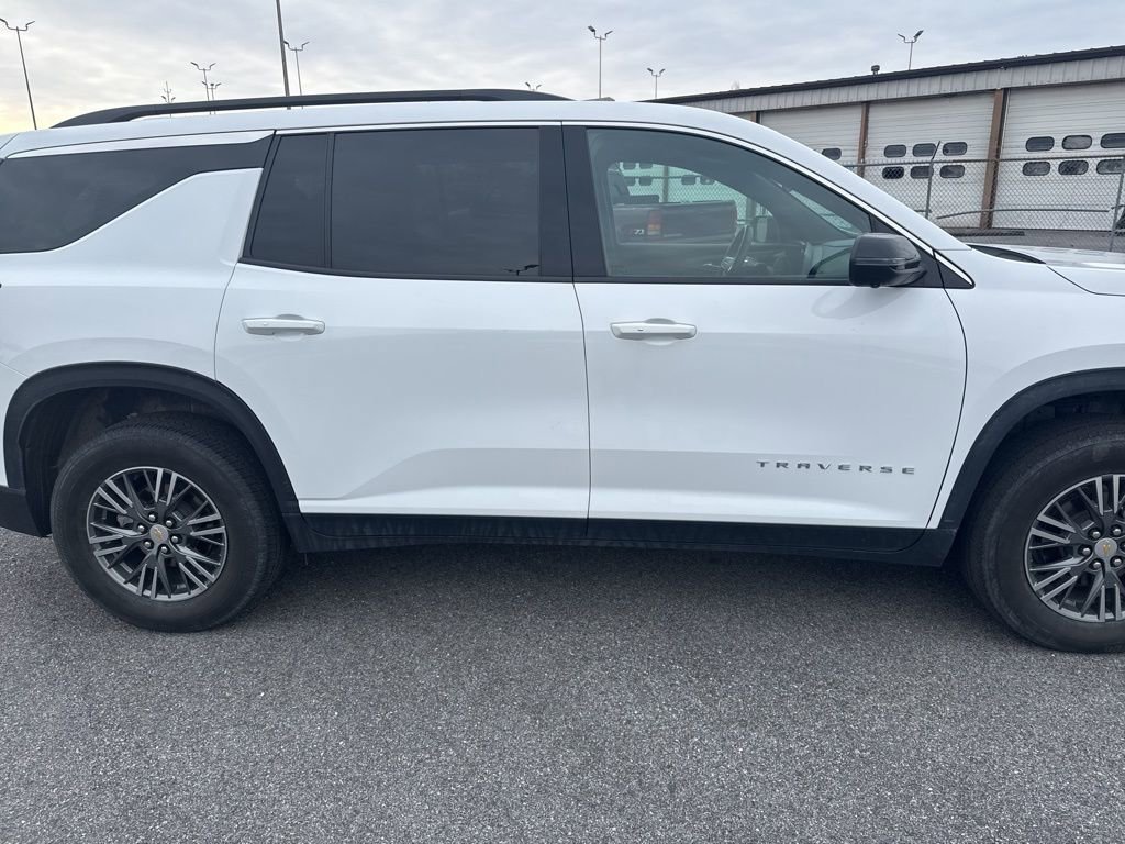 Used 2024 Chevrolet Traverse LT image 2