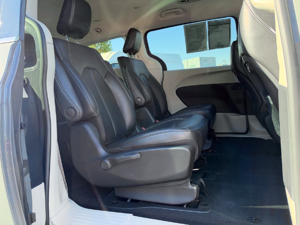 Used 2023 Chrysler Pacifica Touring-L FWD image 14