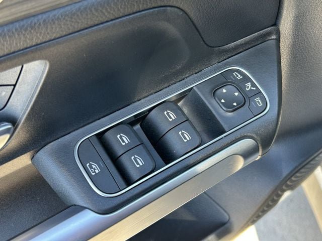 Used 2023 Mercedes-Benz GLB 250 image 24