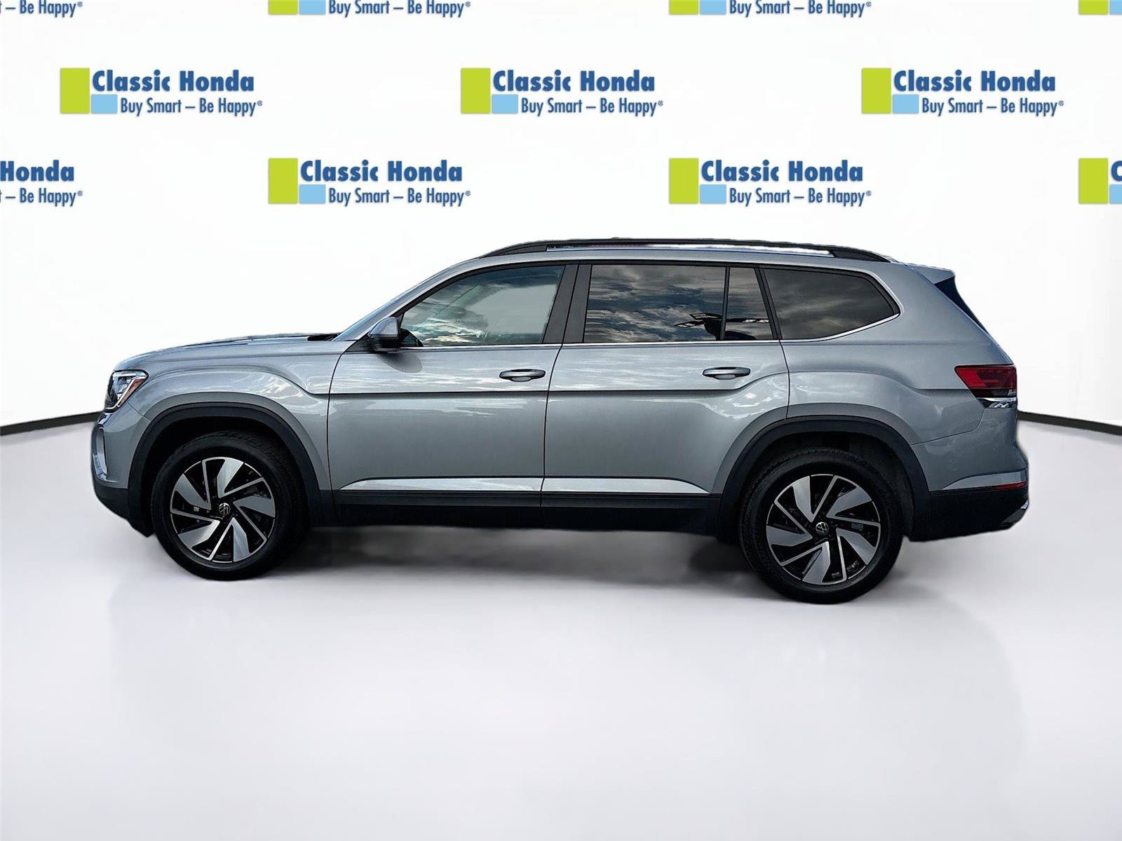 Used 2025 Volkswagen Atlas SE FWD image 4