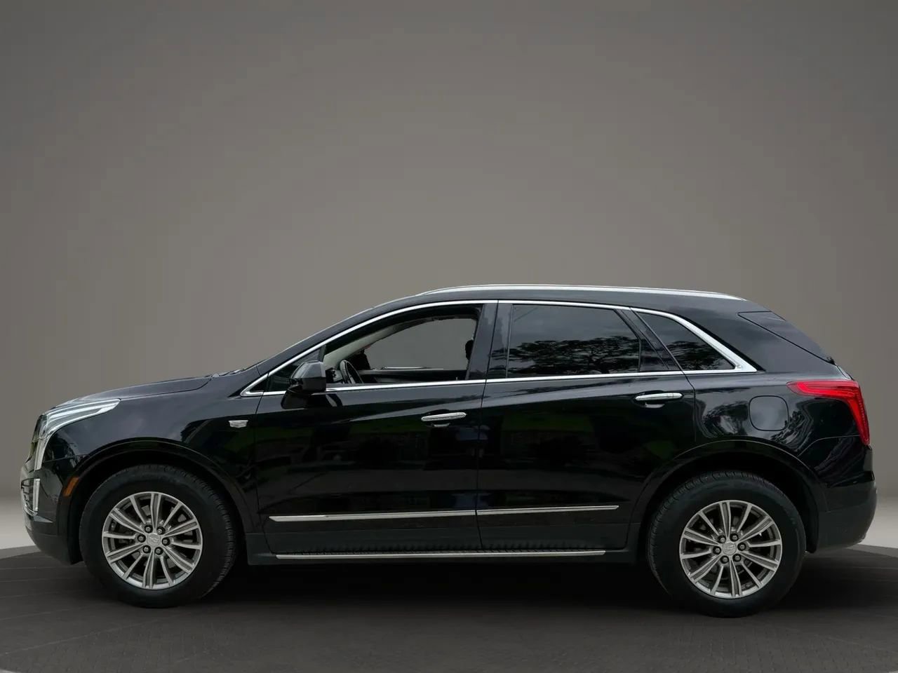 Used 2017 Cadillac XT5 Luxury w/ Driver Awareness Package FWD image 4