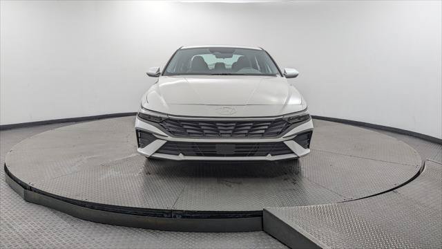 Used 2025 Hyundai Elantra SE FWD image 12
