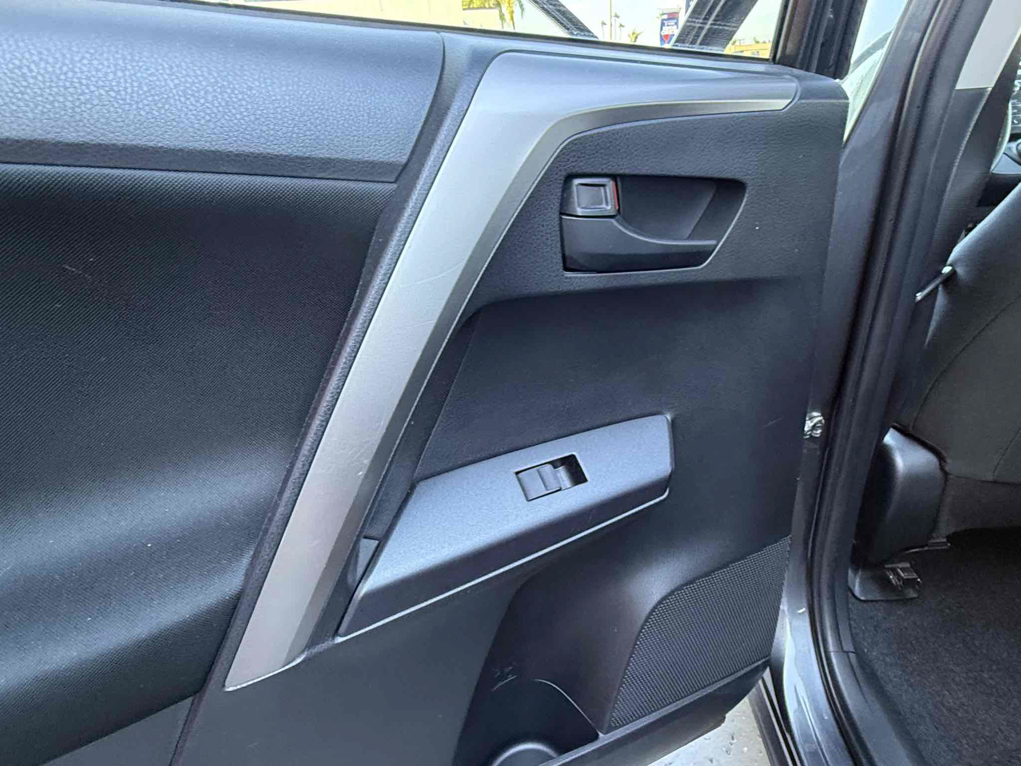 Used 2018 Toyota RAV4 LE w/ All Weather Liner Package FWD image 79