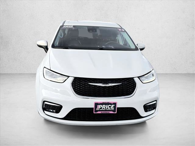 Used 2023 Chrysler Pacifica Touring-L image 2