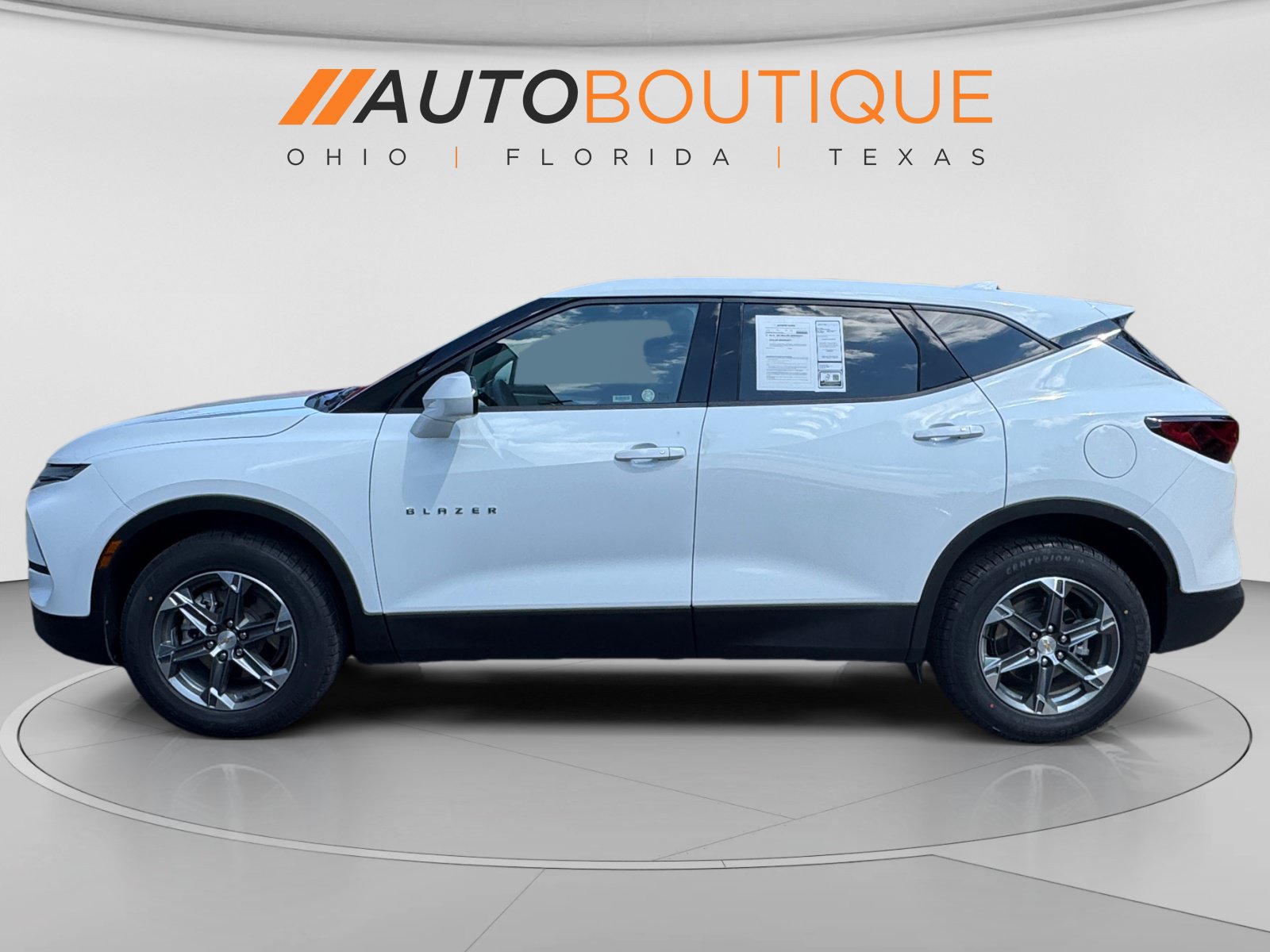 Used 2025 Chevrolet Blazer LT FWD image 2