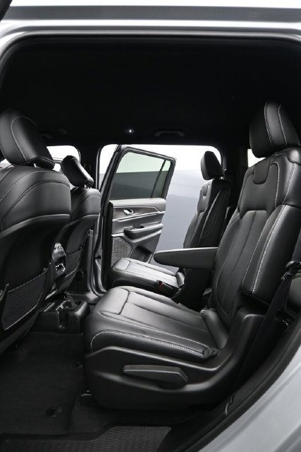 Used 2025 Jeep Grand Cherokee L Limited AWD/4WD image 8