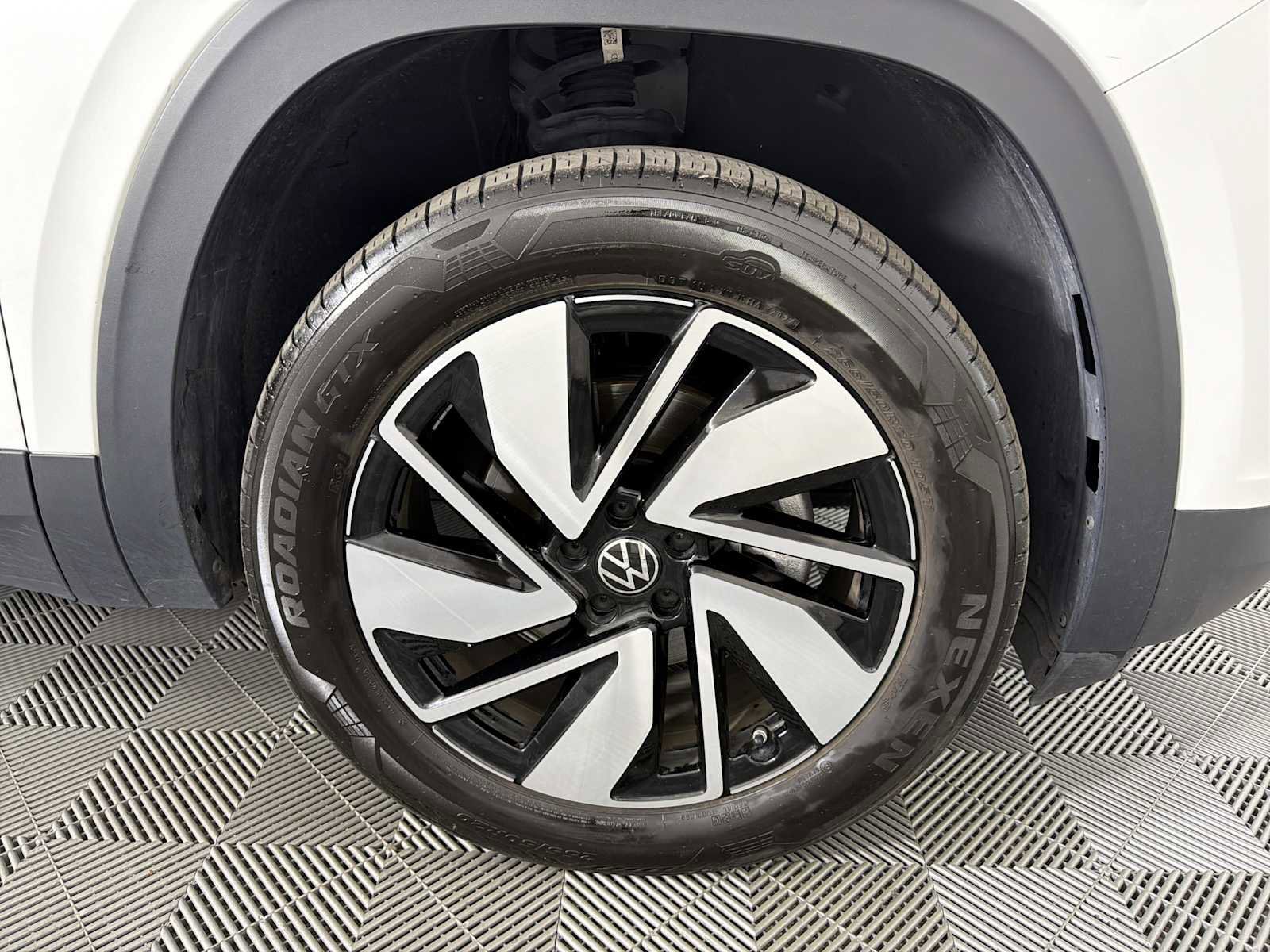 Used 2025 Volkswagen Atlas SE AWD/4WD image 11