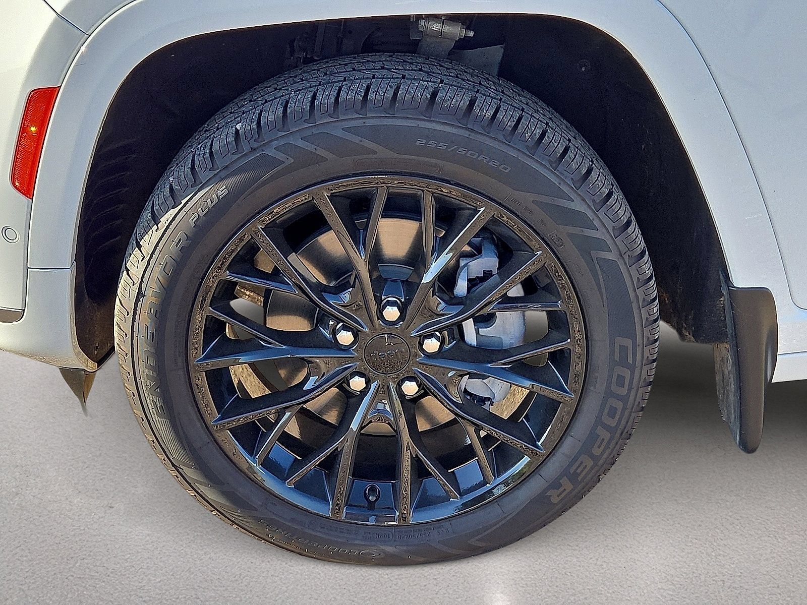 Used 2023 Jeep Grand Cherokee L Summit w/ MOPAR Finishing Package AWD/4WD image 9
