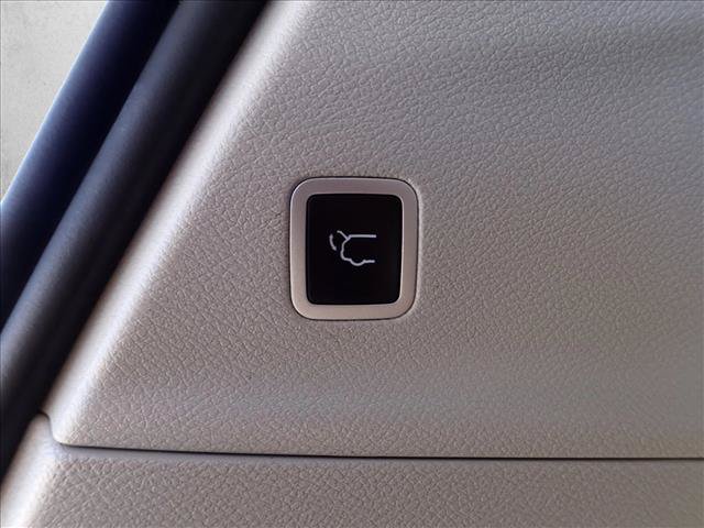 Used 2024 Chrysler Pacifica Touring-L FWD image 9