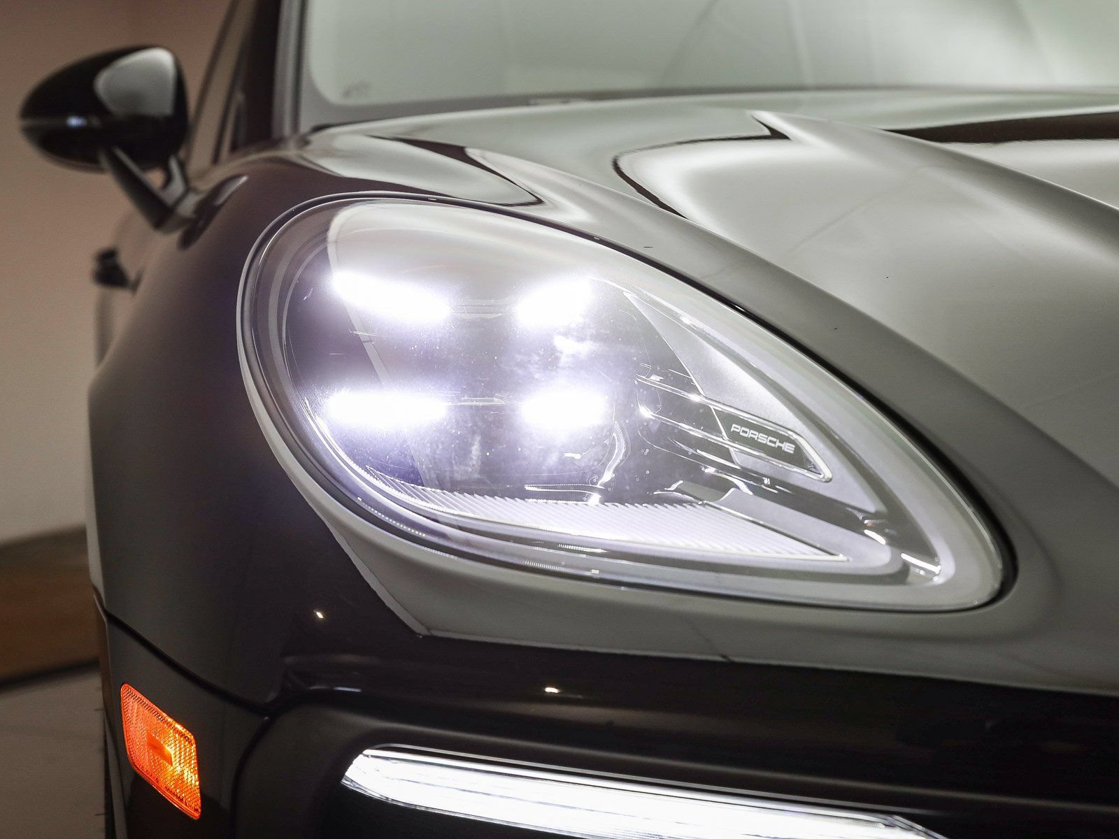 Certified 2025 Porsche Macan AWD/4WD image 14