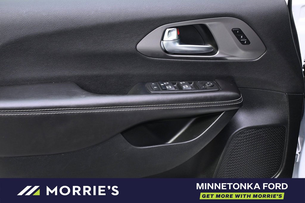Used 2026 Chrysler Pacifica Select FWD image 24