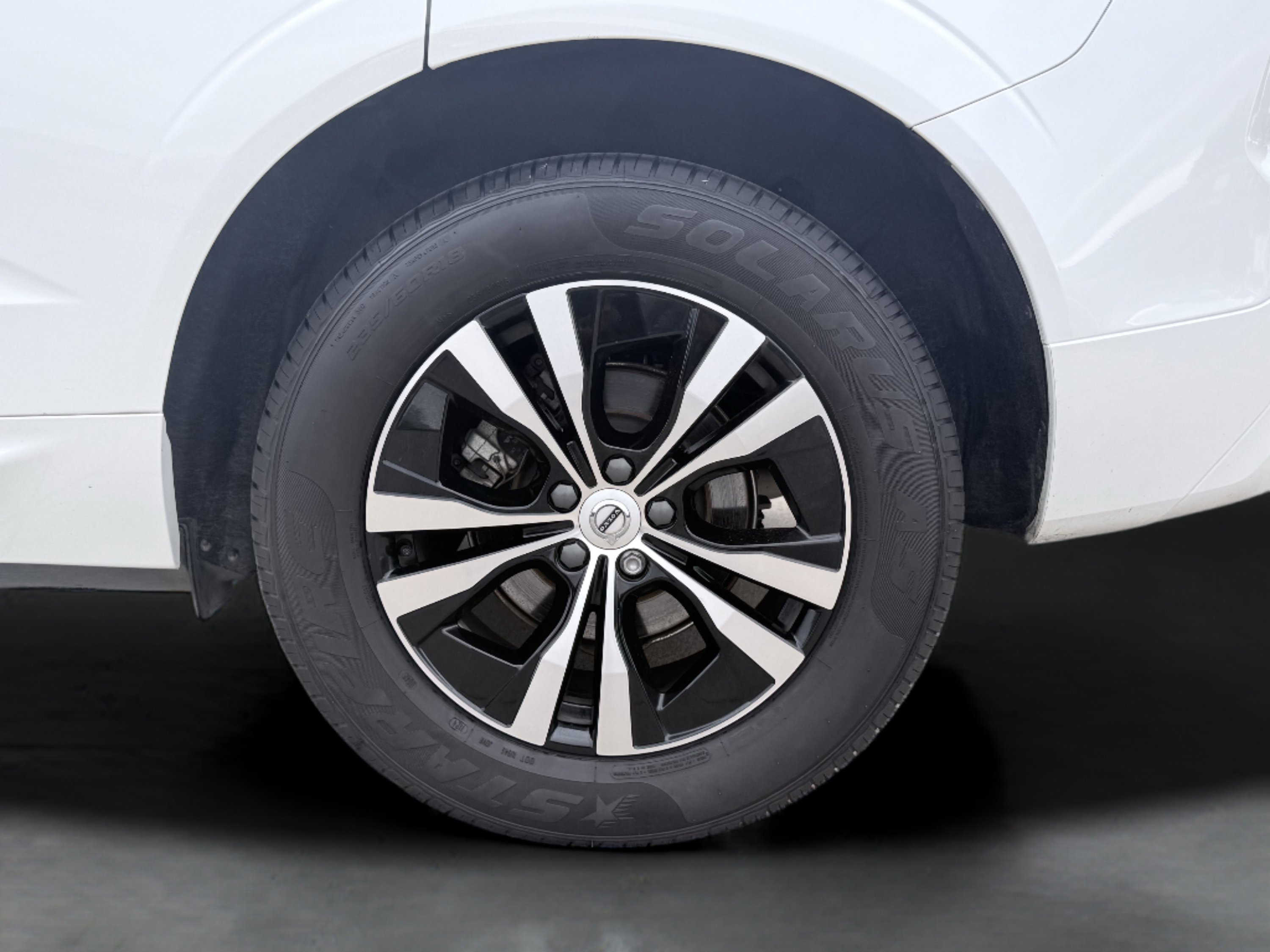 Used 2023 Volvo XC60 B5 Core image 11