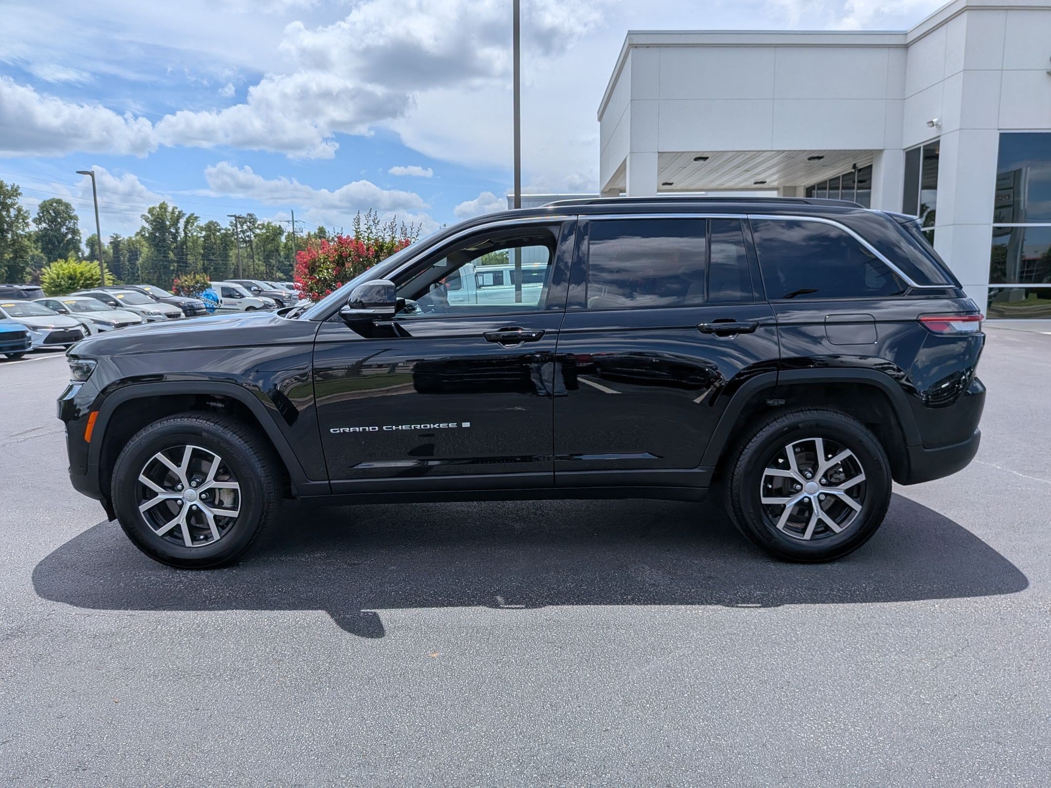 Used 2025 Jeep Grand Cherokee Limited w/ Luxury Tech Group II AWD/4WD image 8