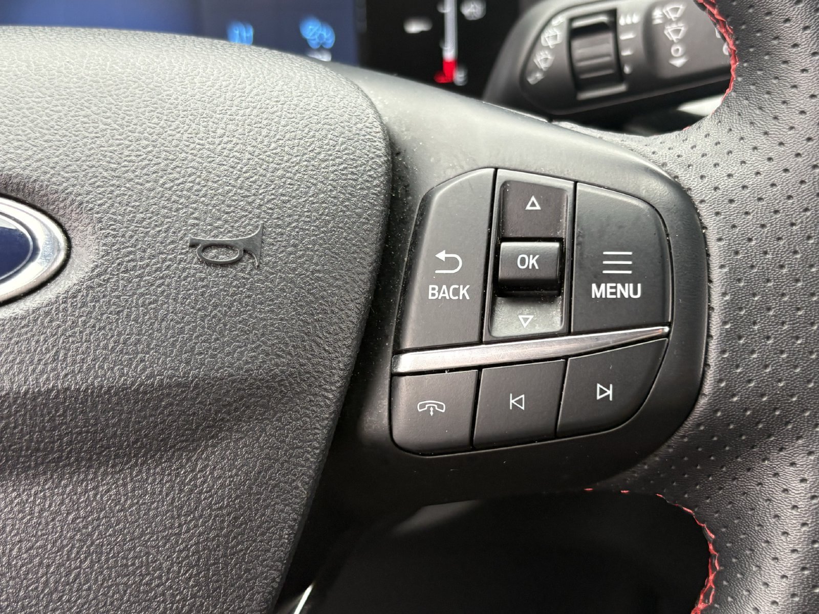 Certified 2025 Ford Escape ST-Line Select AWD/4WD image 39